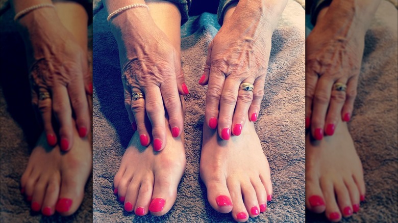 Une femme aux ongles et aux orteils framboise