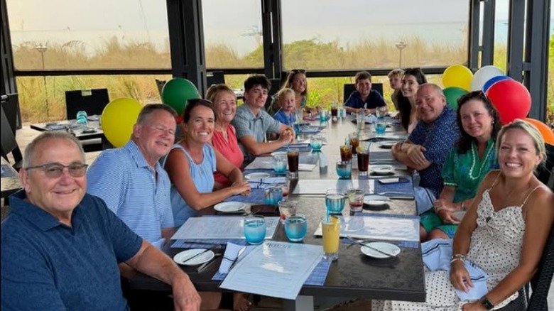 La famille de Dylan Dreyer était assise à table pendant ses vacances