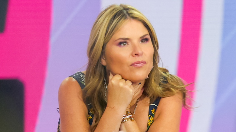 Jenna Bush Hager penchée en avant, le menton sur la main