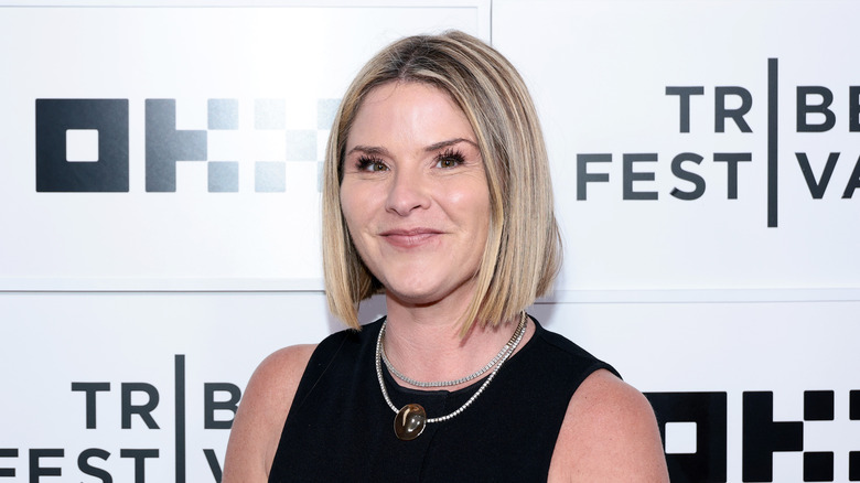 Jenna Bush Hager sur le tapis rouge avec une robe noire et un carré