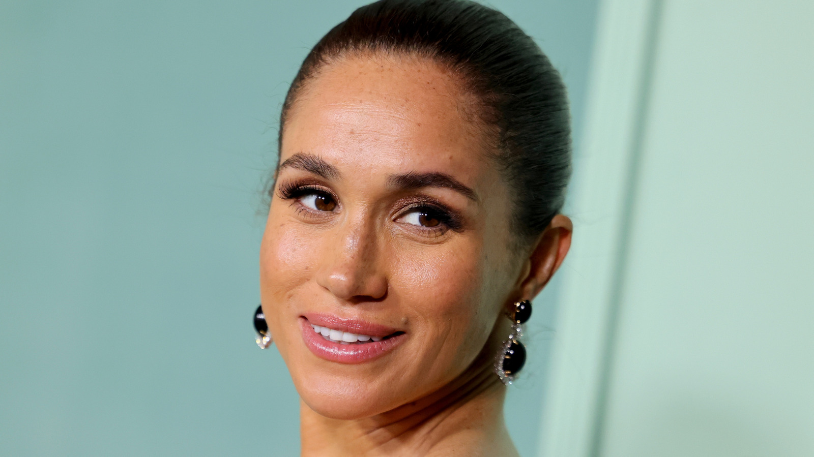 Meghan Markle est l'inspiration parfaite pour une garde-robe de basiques élevée dans la quarantaine