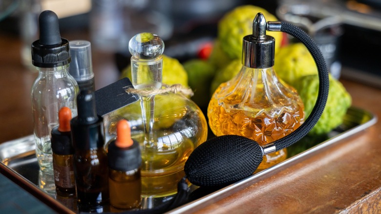 Une sélection de parfums en bouteilles sur un plateau