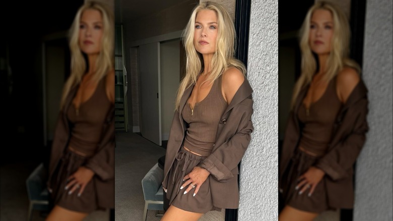 Ali Larter porte un costume en lin marron assorti