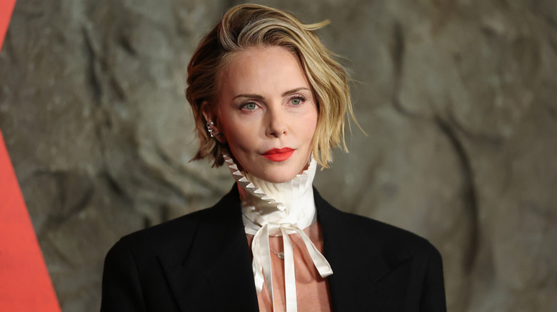 Charlize Theron pose sur le tapis rouge en 2026