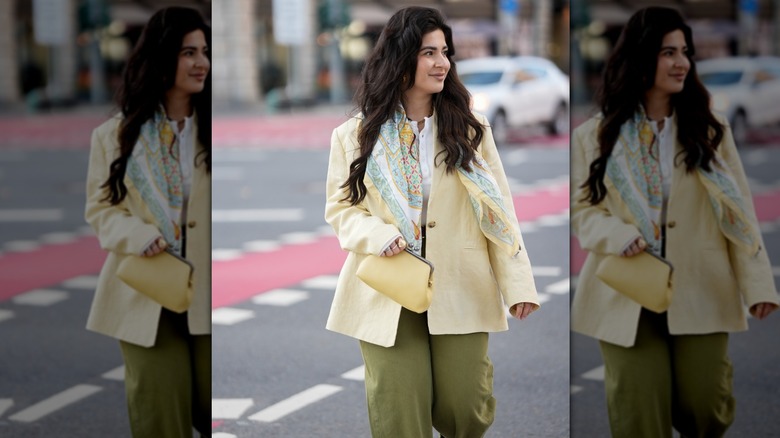 Femme en veste jaune beurre et pantalon vert olive