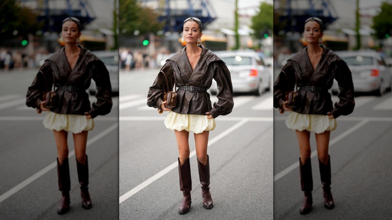 Femme en jupe bouffante jaune beurre et veste en cuir marron