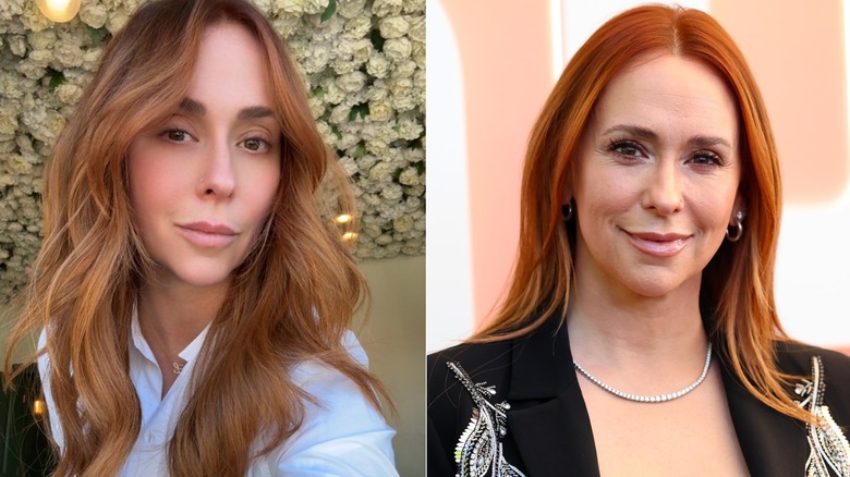 Jennifer Love Hewitt souriante avec des cheveux rouge vif sur le tapis rouge en 2025