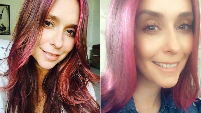Jennifer Love Hewitt souriante sur des selfies aux cheveux roses en 2015 et 2021