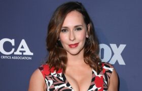 Jennifer Love Hewitt peut faire vibrer n'importe quelle couleur de cheveux et ces photos en sont la preuve