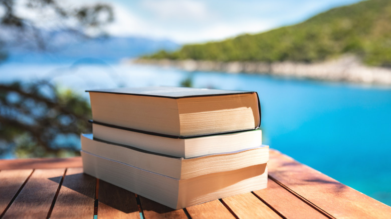 Pile de livres avec une plage insulaire en arrière-plan