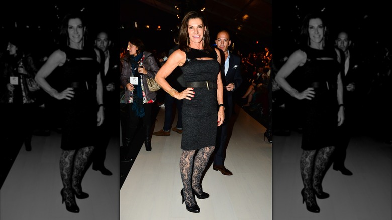 Hilary Farr sourit sur le tapis rouge en 2012