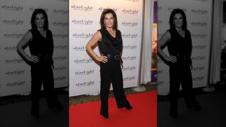 Hilary Farr sourit sur le tapis rouge en 2013