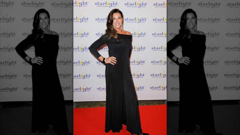 Hilary Farr sourit sur le tapis rouge en 2014