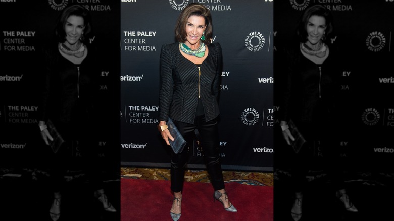 Hilary Farr sourit sur le tapis rouge en 2017