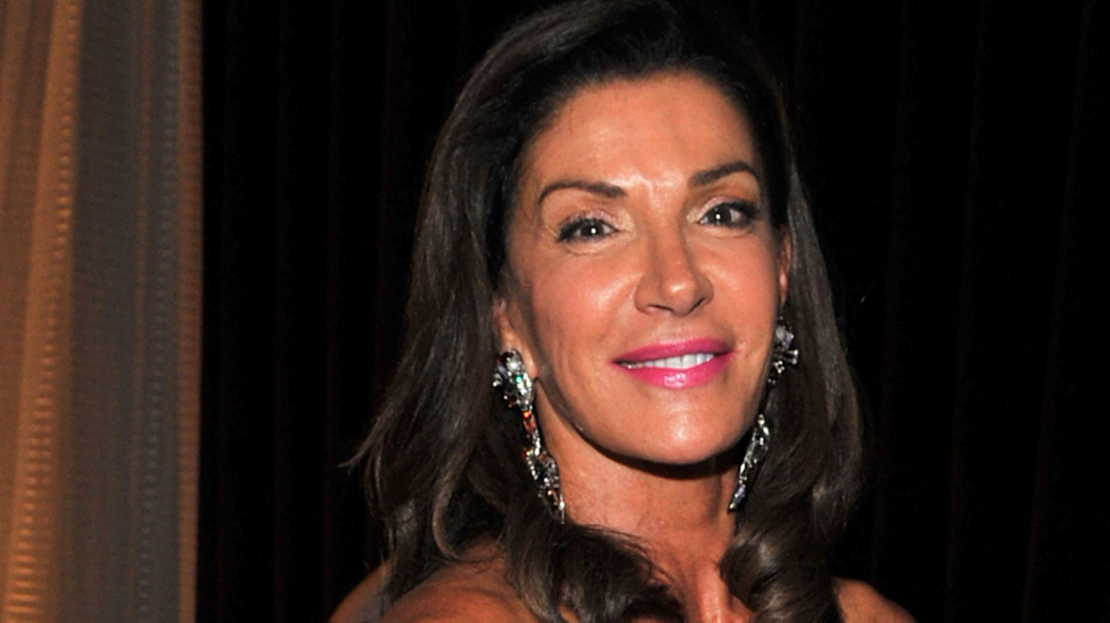 Les meilleurs looks de la star de HGTV Hilary Farr sur le tapis rouge prouvent qu'elle a toujours été en avance sur les tendances