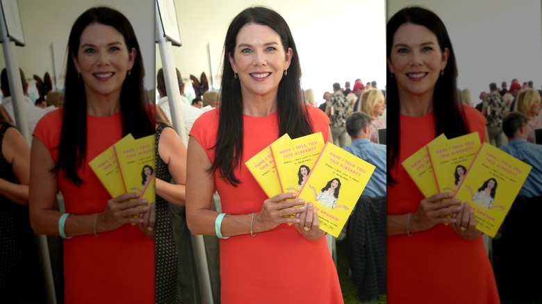 Lauren Graham brandissant trois exemplaires de son livre "Vous l'ai-je déjà dit ?" à la Nuit des auteurs 2023 de la bibliothèque d'East Hampton