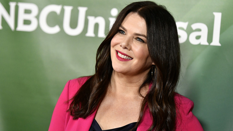 Lauren Graham souriante tout en portant un blazer rose et un haut foncé lors de la tournée de presse hivernale NBCUniversal 2020