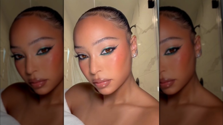 Une femme avec un eye-liner bleu sarcelle sur Instagram