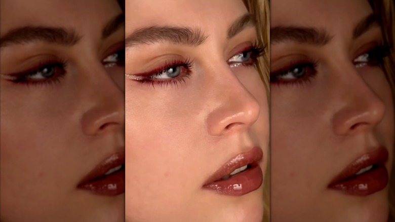 Une femme avec un eye-liner rouge sur Instagram