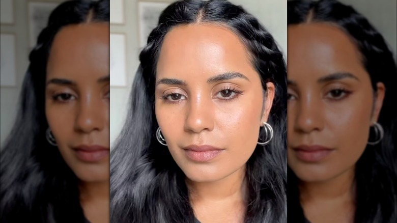 Une femme portant un eye-liner marron et des tresses aux cheveux longs sur Instagram