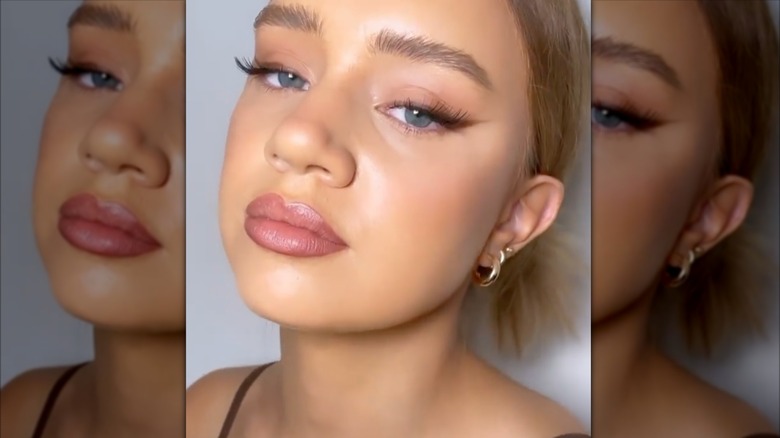 Une femme avec un eye-liner bronze sur Instagram
