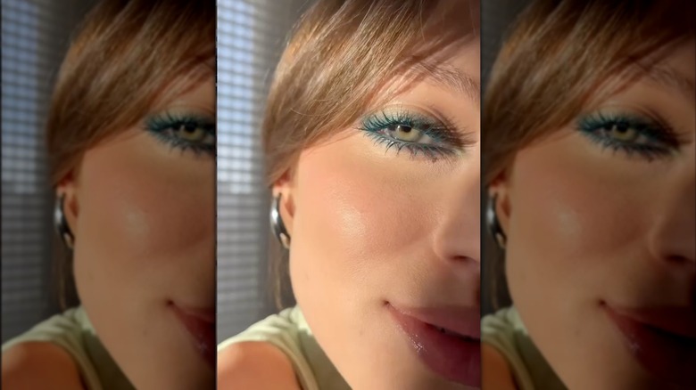 Une femme avec un eye-liner vert sauge