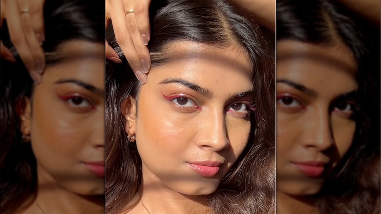 Une femme portant un eye-liner rose sur Instagram