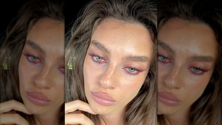 Une femme portant un eye-liner prune profond sur Instagram