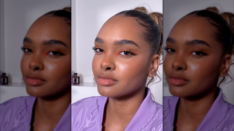 Une femme portant un eye-liner orange sur Instagram