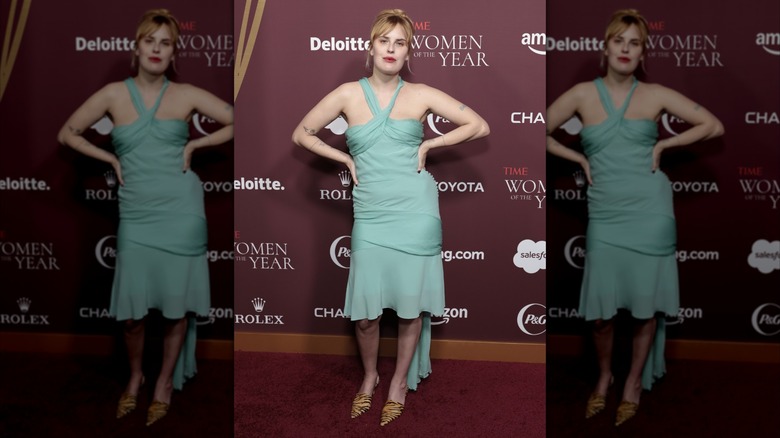 Tallulah Willis porte une robe vert menthe et pose les mains sur les hanches lors du gala Time Women of the Year.