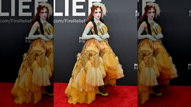 Chappell Roan posant aux Grammy Awards 2025 tout en portant une robe Jean Paul Gaultier d'inspiration vintage