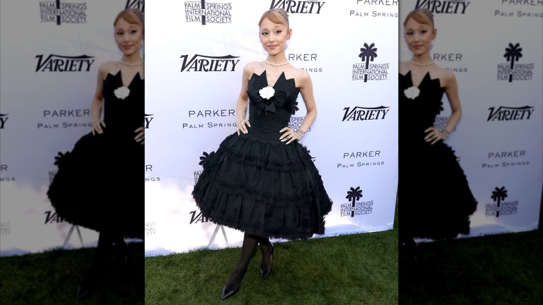 Ariana Grande portant une robe noire avec une jupe à volants jusqu'aux genoux aux 0 réalisateurs à surveiller de Variety et aux Creative Impact Awards