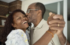 Tendances en matière de rencontres et de relations des baby-boomers que les jeunes générations devraient adopter