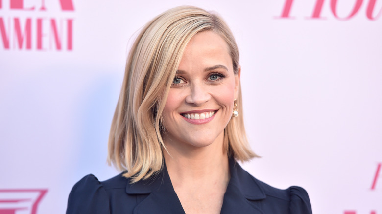 Reese Witherspoon dans un blazer bleu marine avec une coupe courte