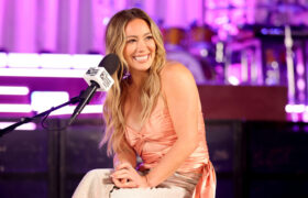 Le style de tournée nostalgique d'Hilary Duff nous donne des flashbacks de l'an 2000 de la meilleure façon