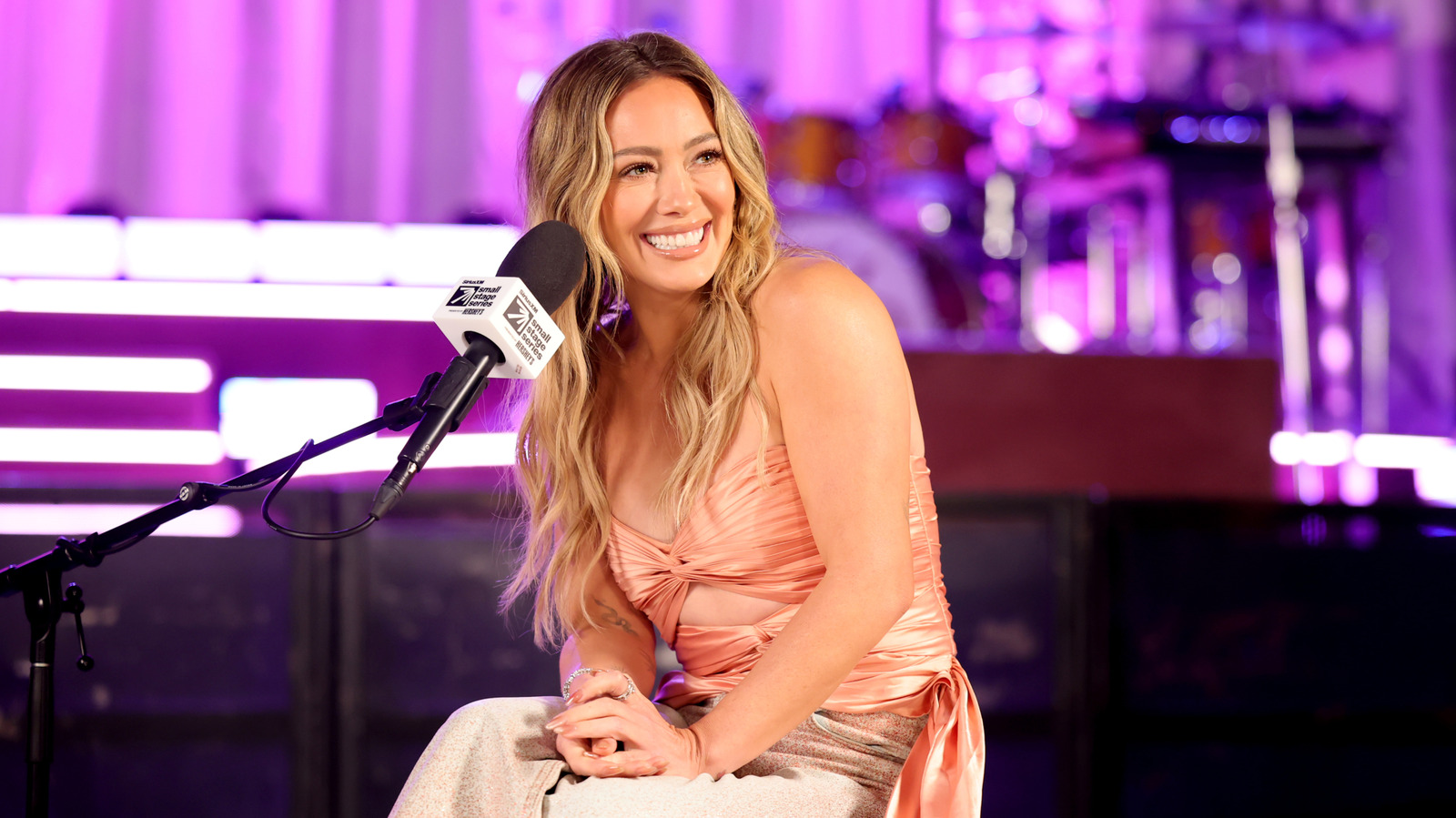 Le style de tournée nostalgique d'Hilary Duff nous donne des flashbacks de l'an 2000 de la meilleure façon