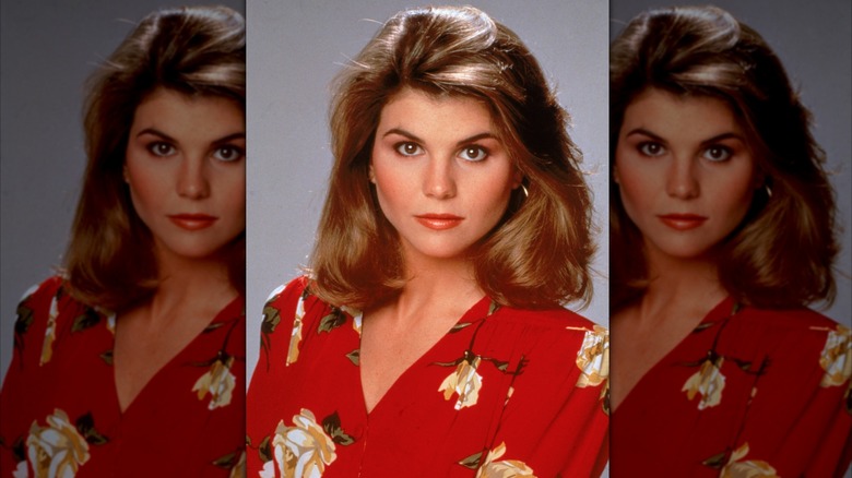 Lori Loughlin portant un blazer rouge à motifs floraux