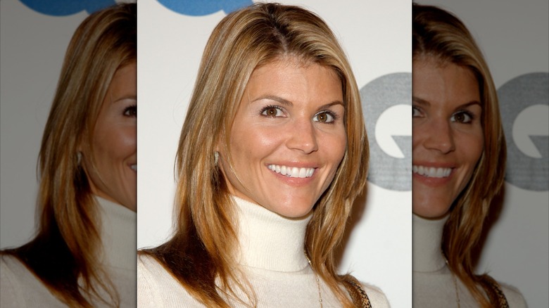 Lori Loughlin porte un col roulé blanc avec des reflets blond clair