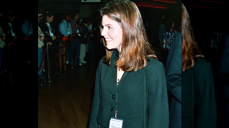 Lori Loughlin portant un blazer noir et une étiquette d'invité