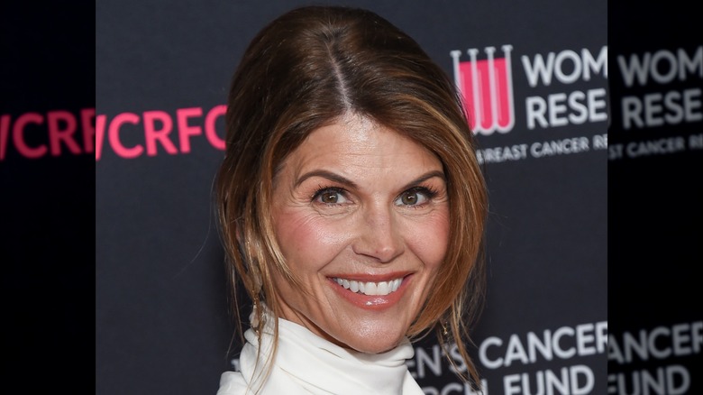 Lori Loughlin porte un col roulé blanc