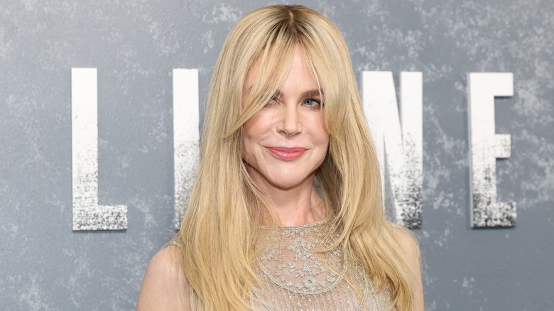 Nicole Kidman souriante, les cheveux détachés lors d'un événement en 2026