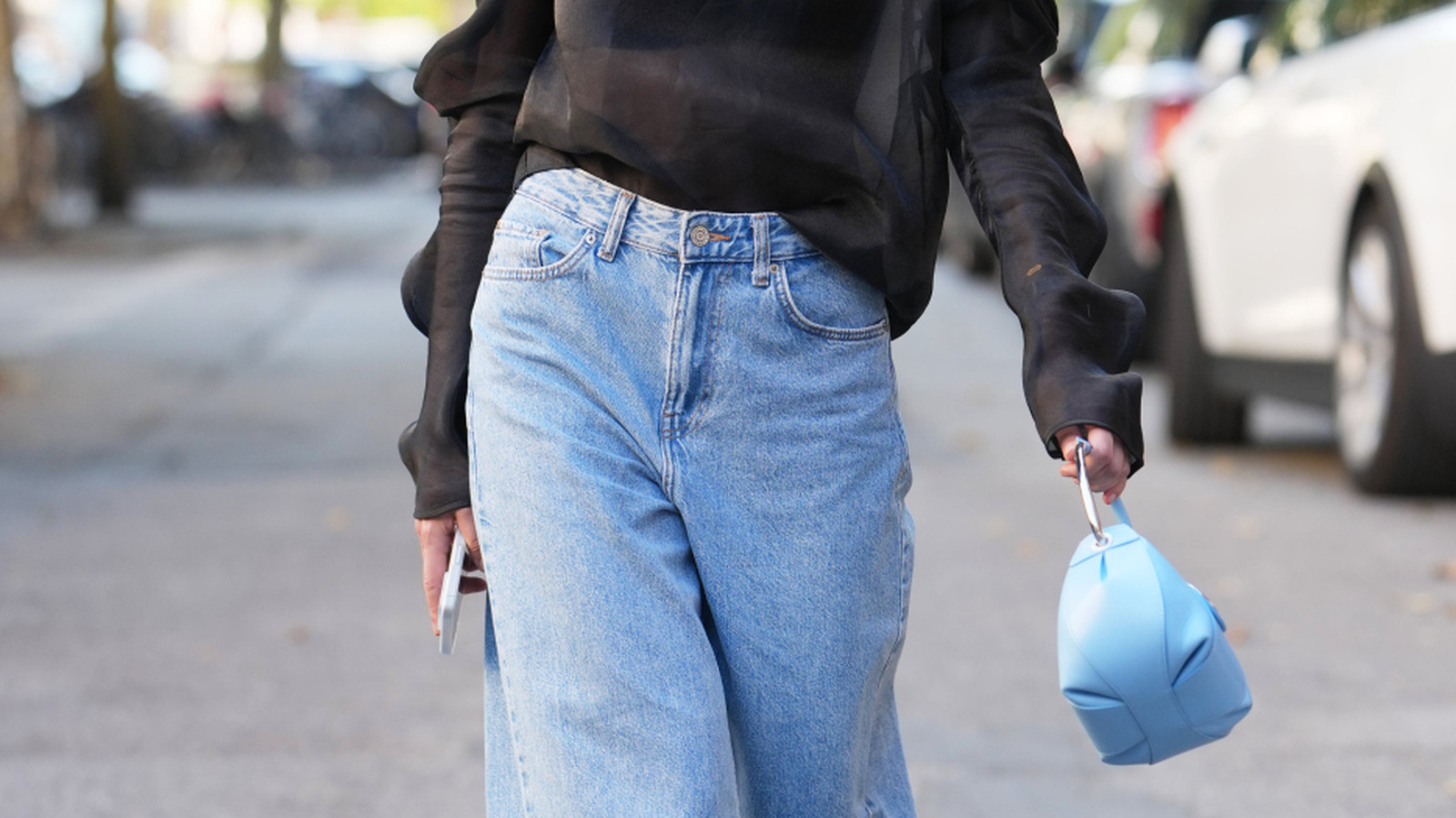 La tendance des pantalons la plus confortable de l’année prend un incontournable des années 2010 et lui donne une mise à niveau