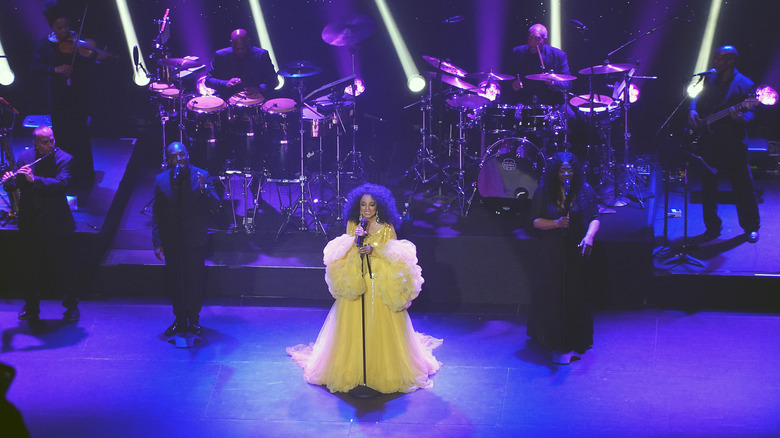 Diana Ross portant une robe jaune volumineuse sur scène