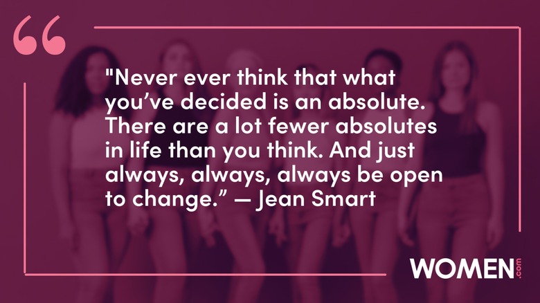Une citation de Jean Smart sur fond bordeaux
