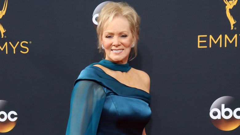 Jean Smart dans une robe bleue avec un détail à épaules dénudées