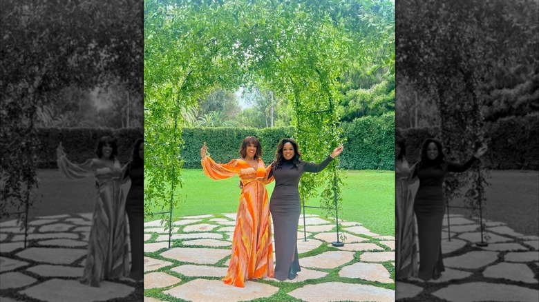 Gayle King sourit avec Oprah Winfrey en 2024