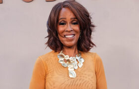 Le style de la mère du marié de Gayle King a prouvé que les femmes plus âgées peuvent s'amuser avec la mode de mariage