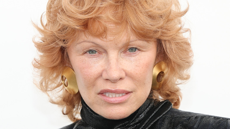 Pamela Anderson posant en 2025