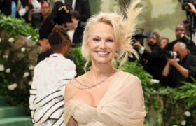 Le passe-temps préféré de Pamela Anderson est l'entraînement parfait sans stress pour les femmes plus âgées