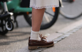 Adieu les chaussures bateau : ces chaussures plates preppy prendront le relais en 2026